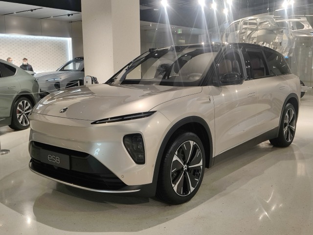 NIO EL8